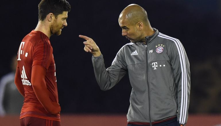 Xabi Alonso y Pep Guardiola.