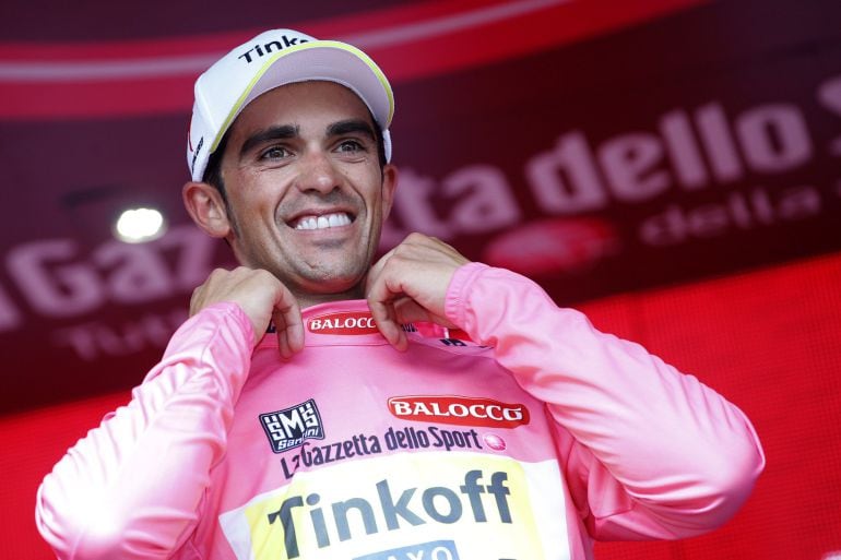 Contador celebra en el podio con la malla rosa