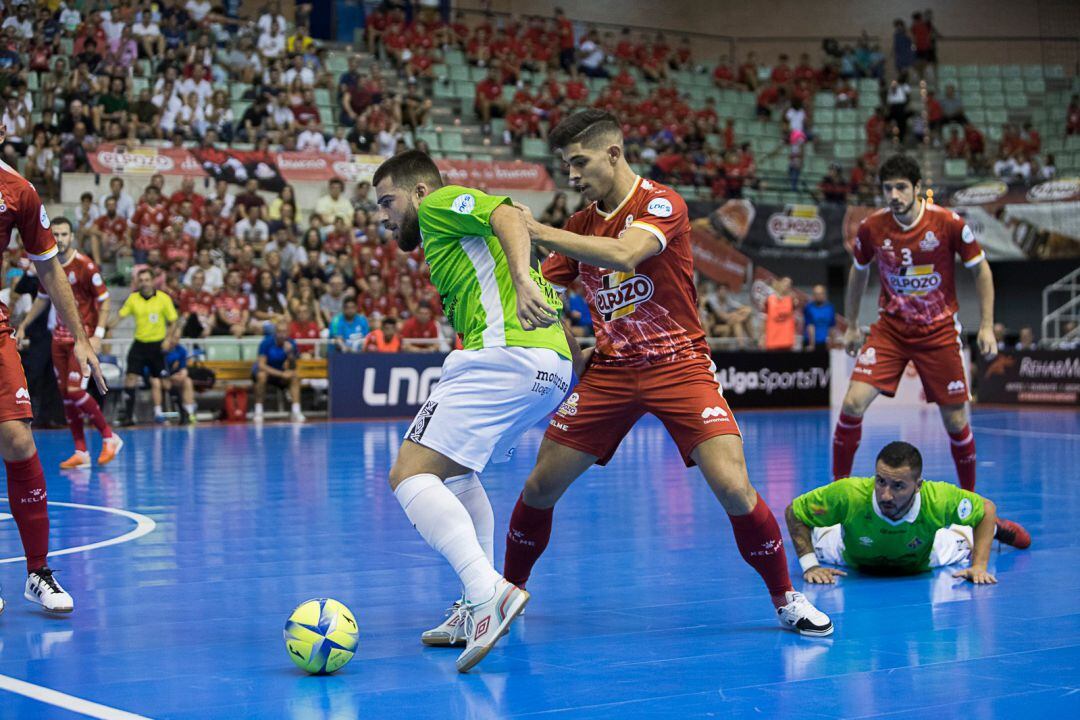 Darío pelea un balón en el Palacio de los Deportes de Murcia