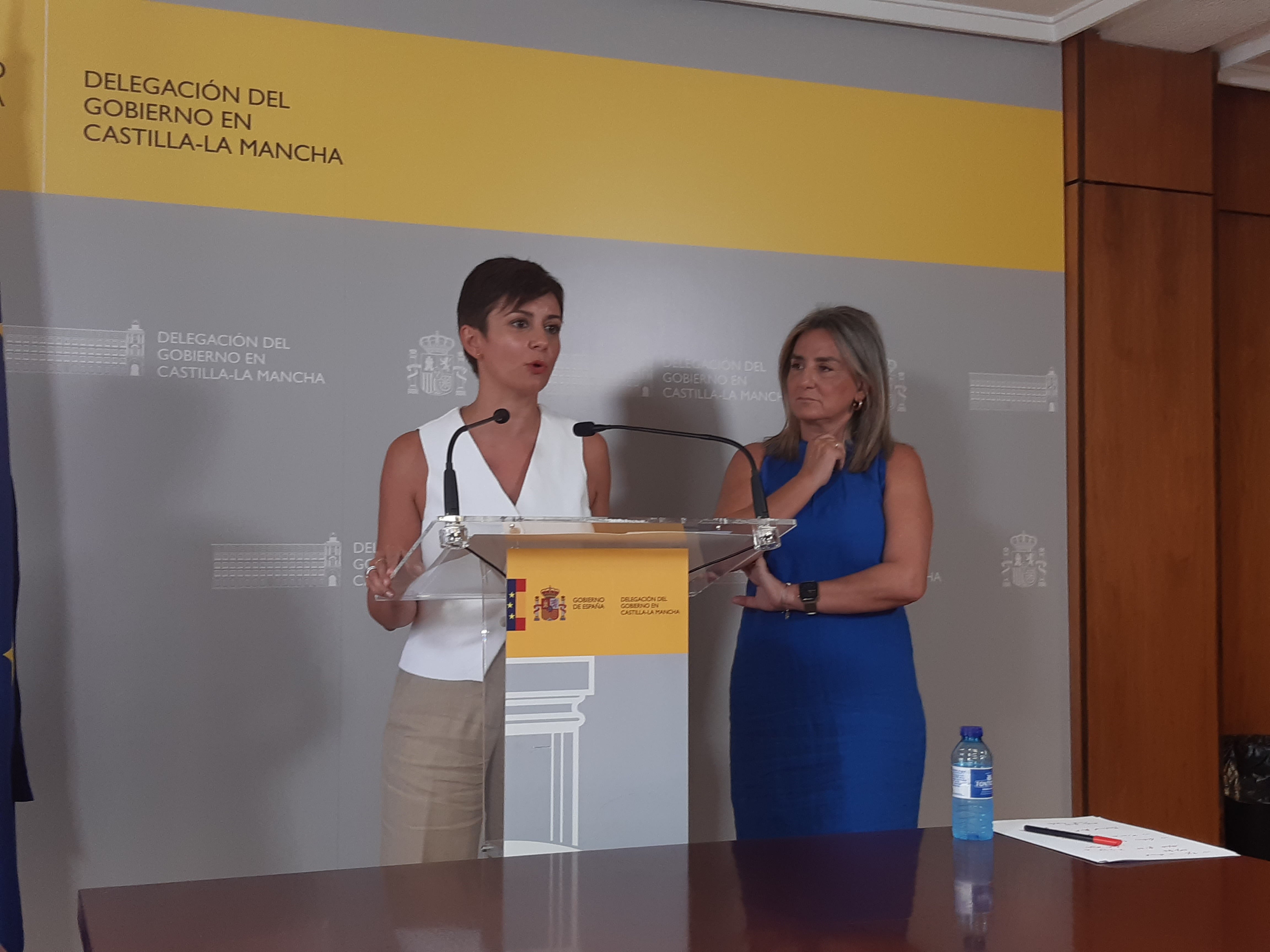 Isabel Rodríguez (i) y Milagros Tolón (d) durante la rueda de prensa en la delegación del Gobierno de Castilla-La Mancha