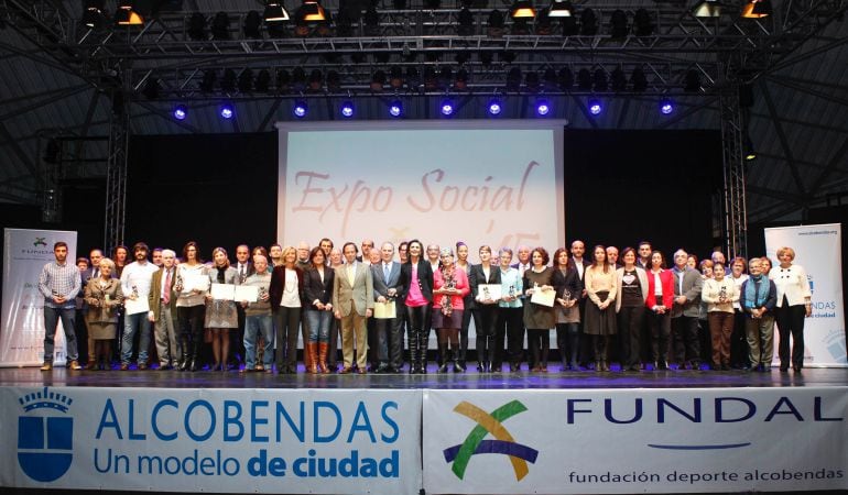 Foto de familia de todos los homenajeados por la Fundación Deporte Alcobendas en IV Expo Social