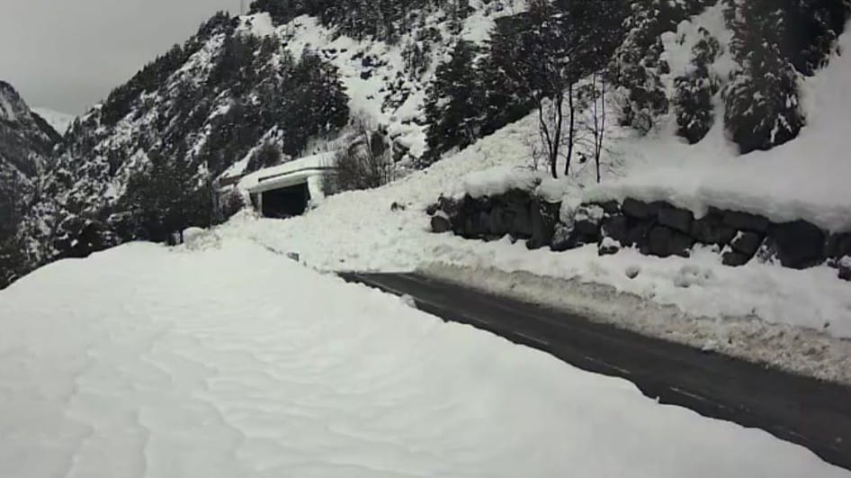 Imagen del alud que ha caído a las 7 de la mañana sobre la carretera que lleva al Balneario de Panticosa