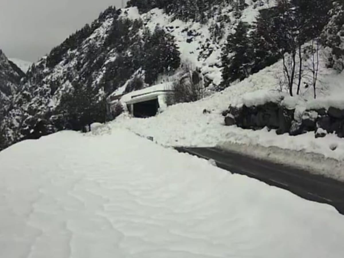 Cae un alud en la carretera de acceso al Balneario de Panticosa y obliga a su cierre antes de lo previsto