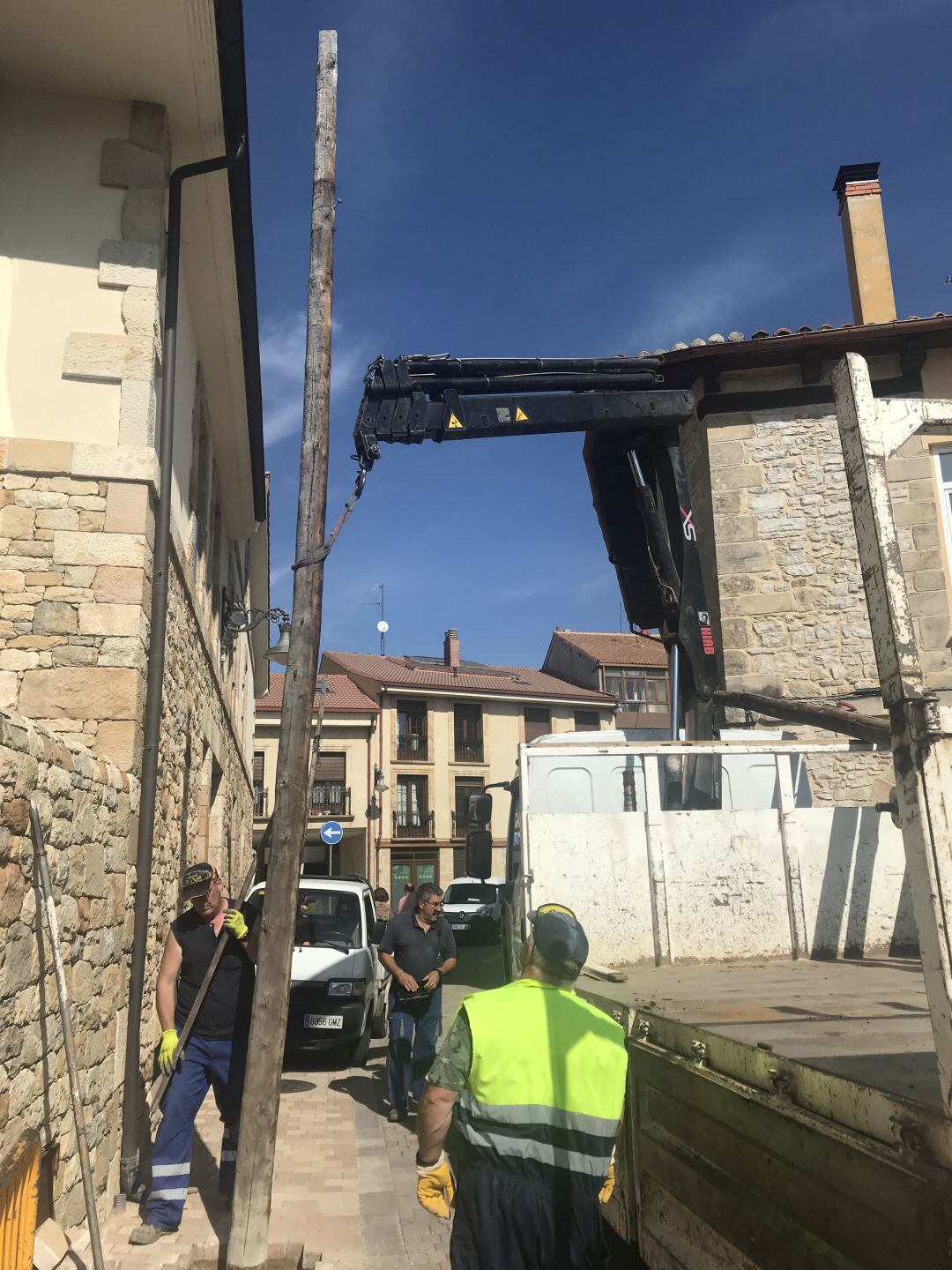 Retirada del cableado en Aguilar de Campoo (Palencia)