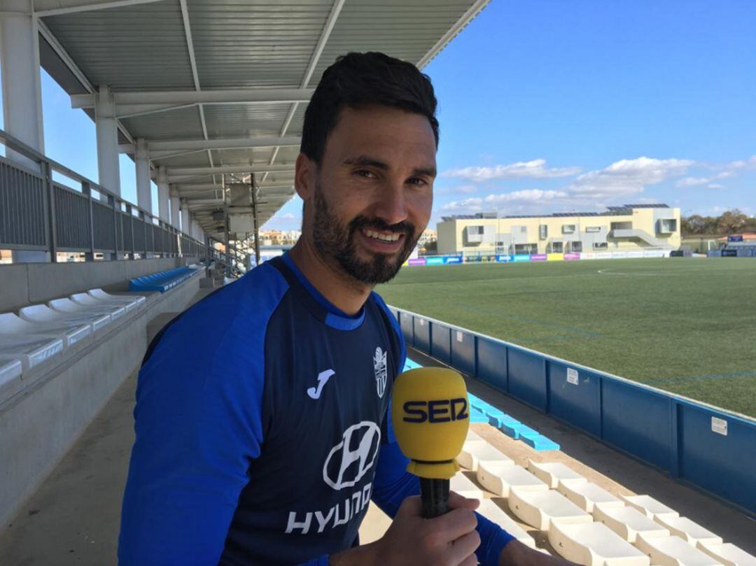 Xavi Ginard con el micrófono de SER Deportivos Baleares