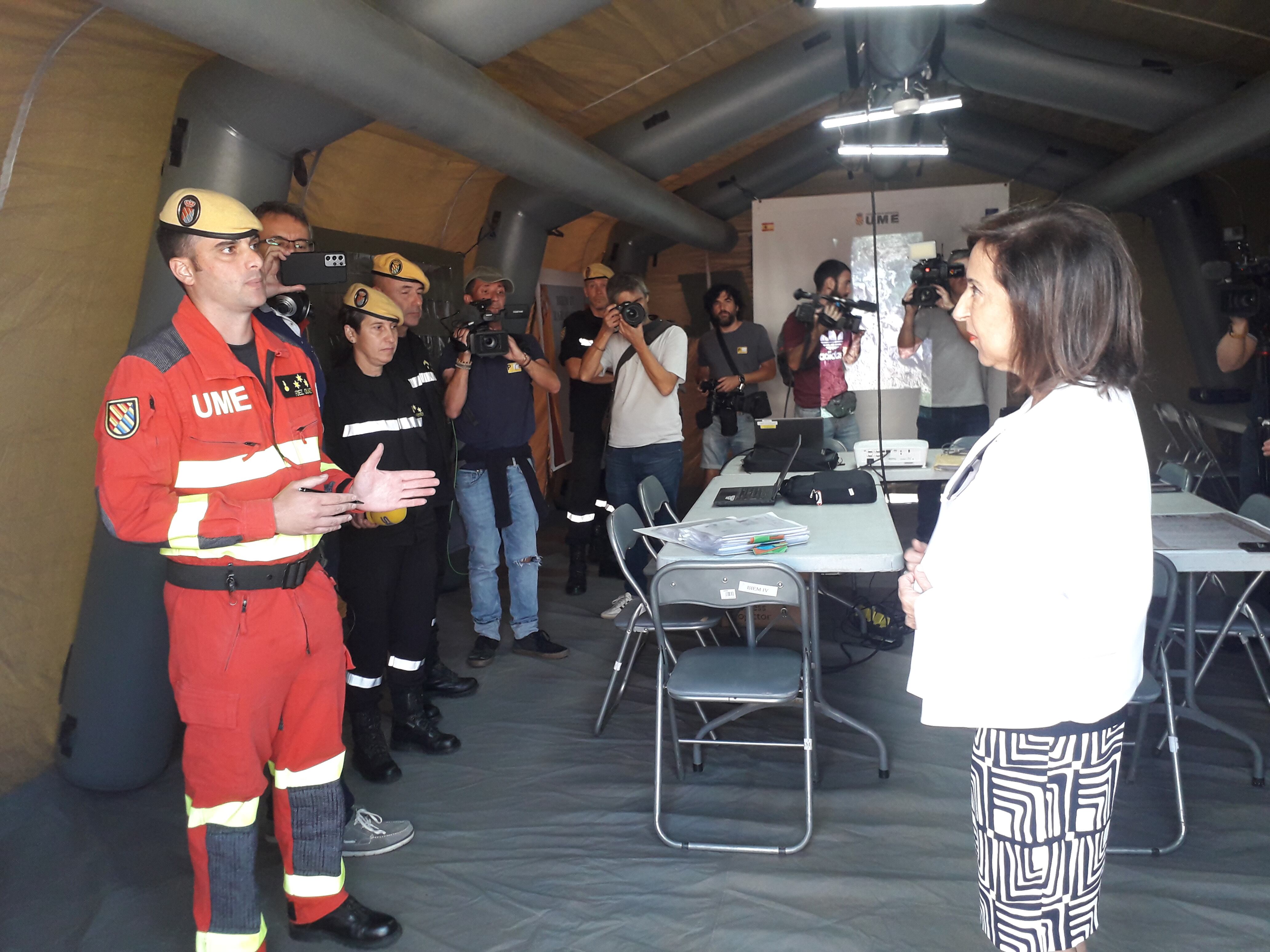 La ministra se ha interesado por las labores desarrolladas por la UME en Marruecos