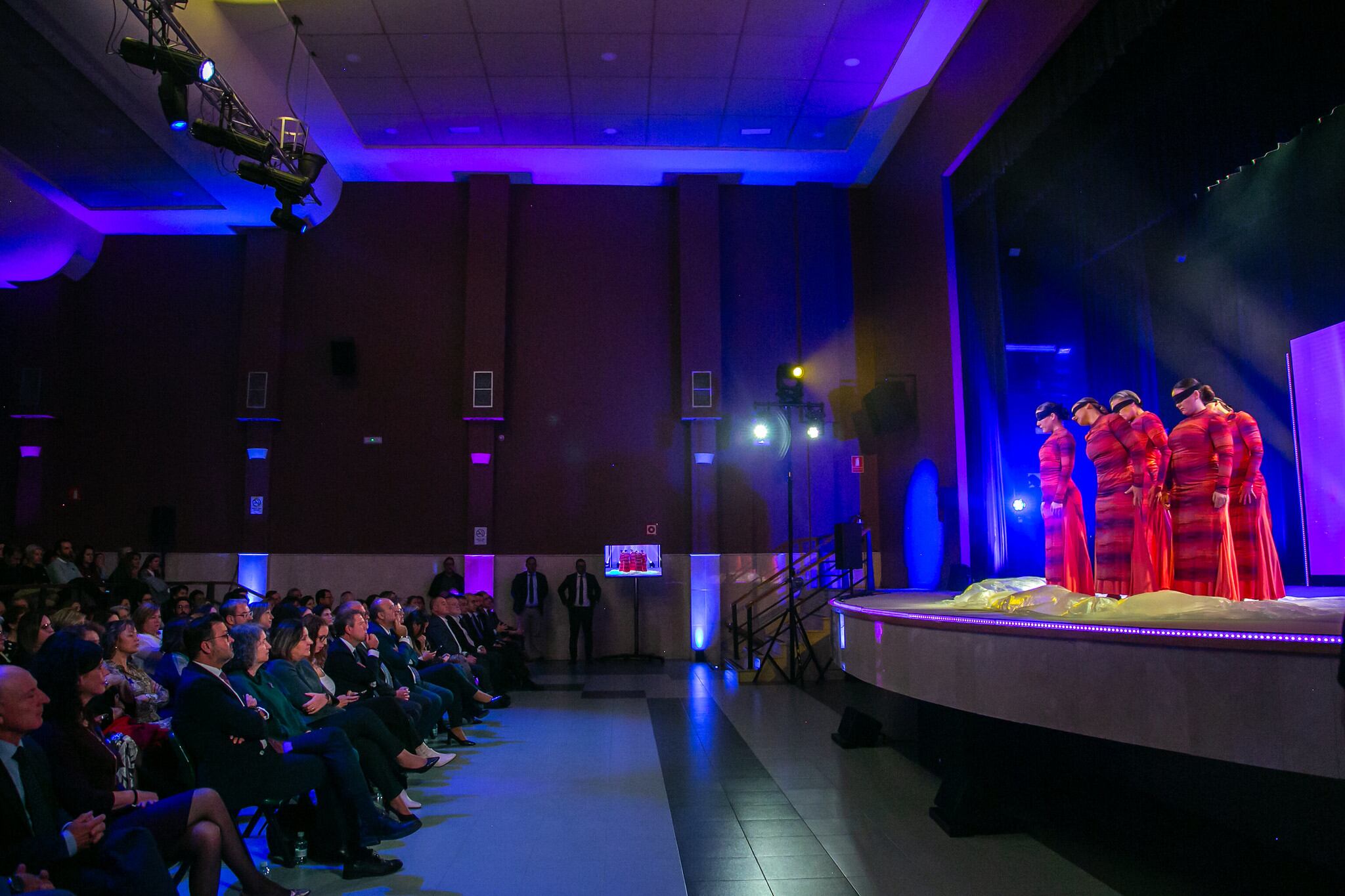 Las autoridades y premiados, en primera fila