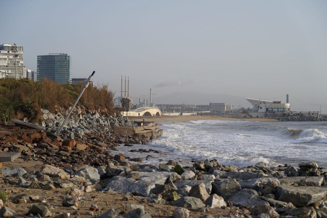 Els efectes del temporal des de la platja de la Mar Bella