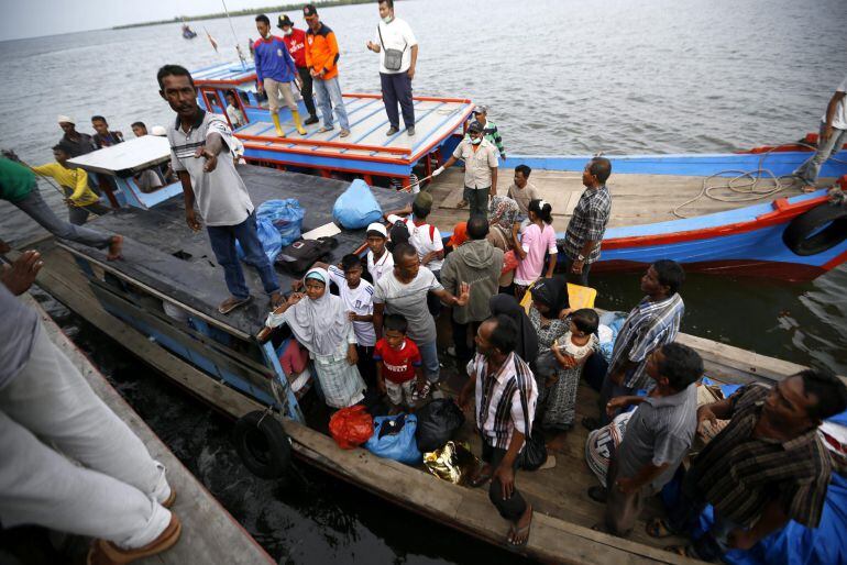 JUN01 KUALA LANGSA (INDONESIA) 15/05/2015.- Inmihramtes llegan a bordo de una embarcación pesquera a Kuala Langsa, en la región de Aceh (Indonesia), hoy, viernes 15 de mayo de 2015. El grueso del grupo, 420 bengalíes y 370 rohingyas, se encuentra en la lo