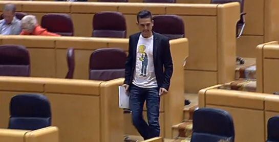 El senador de Compromís, Carles Mulet, aparece en su primer debate con el ministro con una camiseta del personaje de Los Simpson