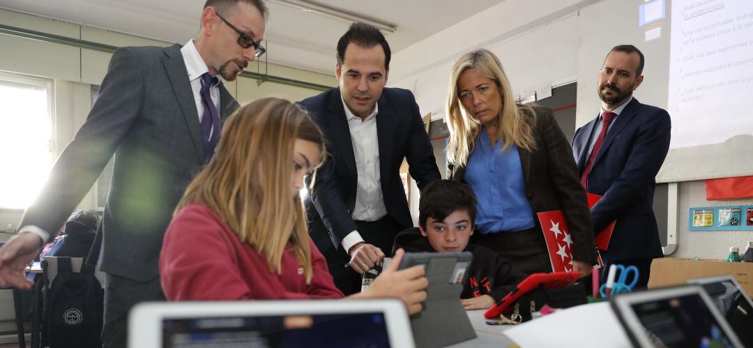 Aguado en su visita al colegio Santo Domingo de Algete