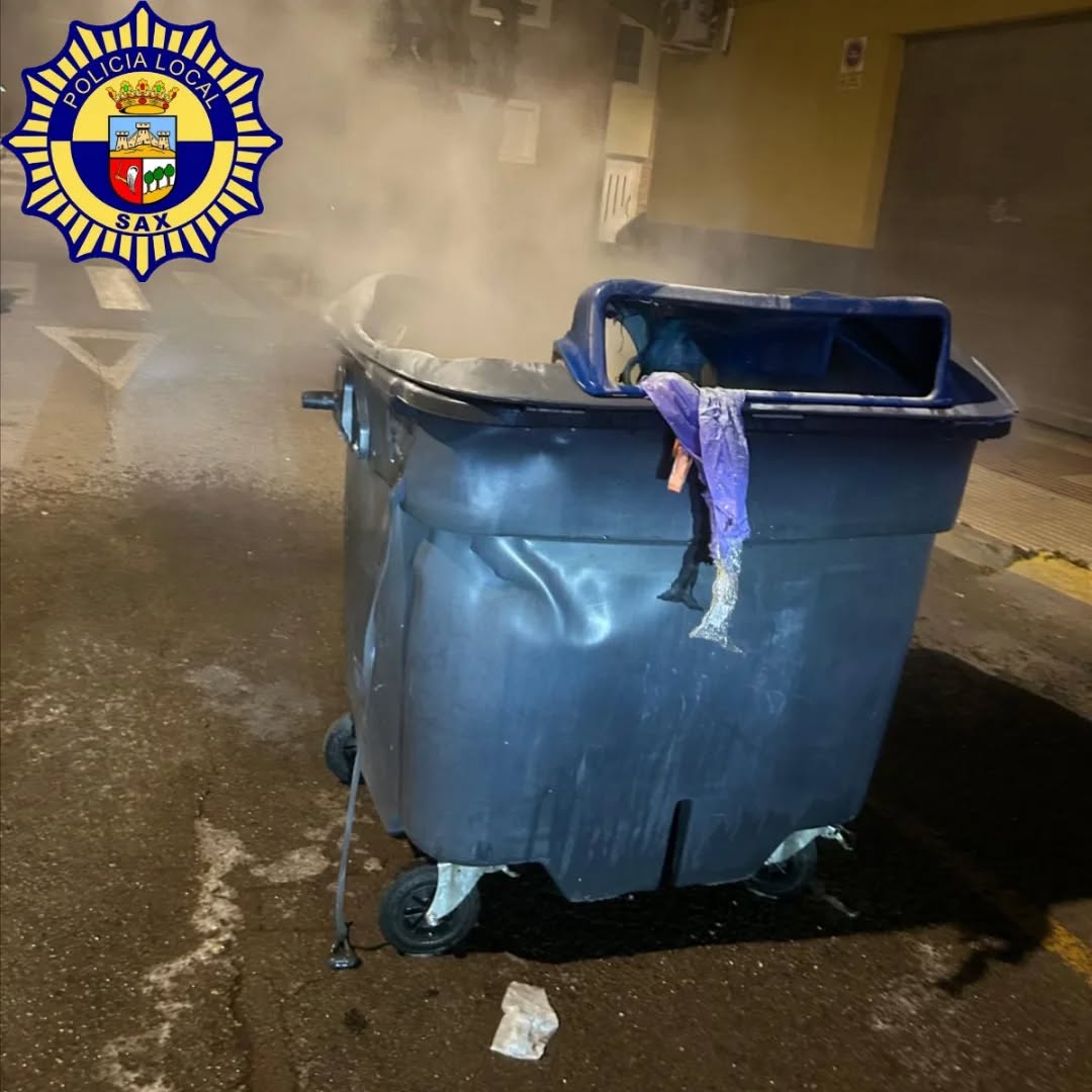 Contenedor calcinado por el fuego