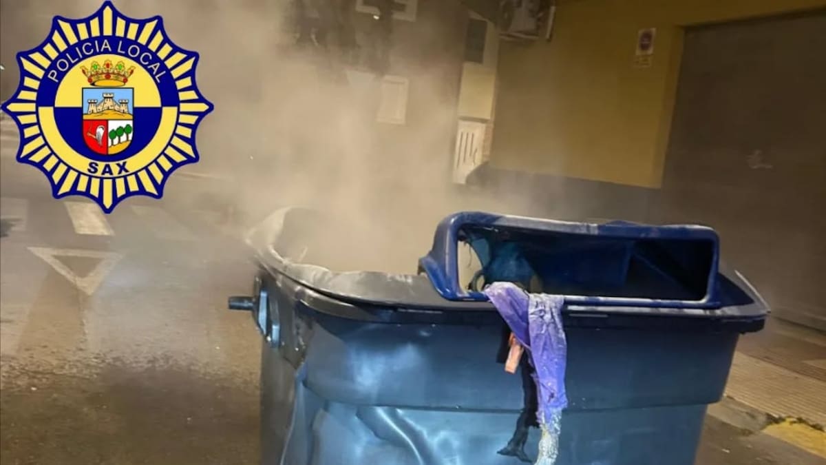 Un contenedor de basuras arde en Sax