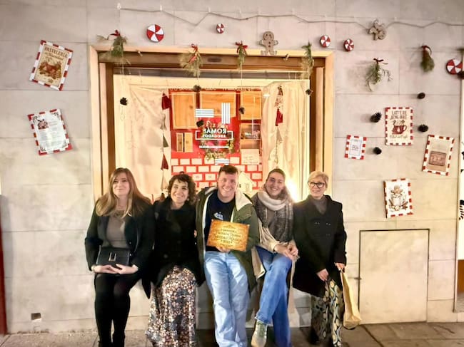 mejor fachada diurna a la situada en la calle Teniente Hdez Menor, 19, bajo.