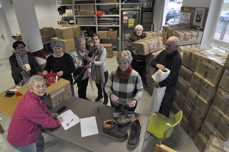 Voluntarias de la asociación realizando labores de empaquetado. 