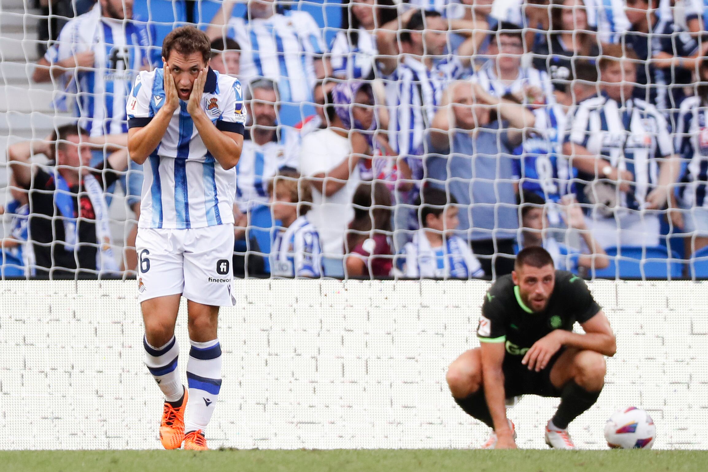 SAN SEBASTIÁN, 12/08/2023.- Jon Ander Olasagasti (i), de la Real Sociedad, se lamenta tras perder una ocasión de gol durante el partido de la jornada 1 de LaLiga entre la Real Sociedad y el Girona, este sábado en el estadio Reale Arena en San Sebastián. EFE/ Juan Herrero
