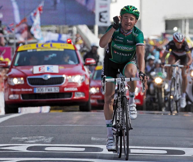 El ciclista francés del equipo Europcar Thomas Voeckler celebra su victoria en la meta de la décima etapa del Tour de Francia, disputada entre Mâcon y Bellegarde sur Valserine