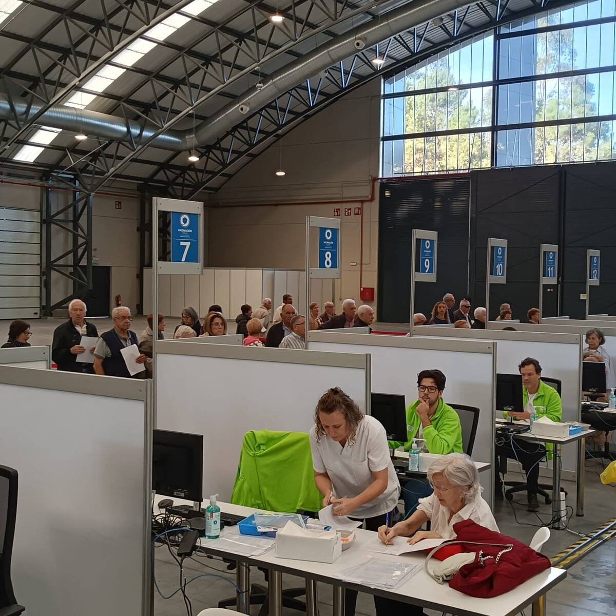 El conselleiro de Sanidade propone "repensar" el calendario de vacunación del Covid