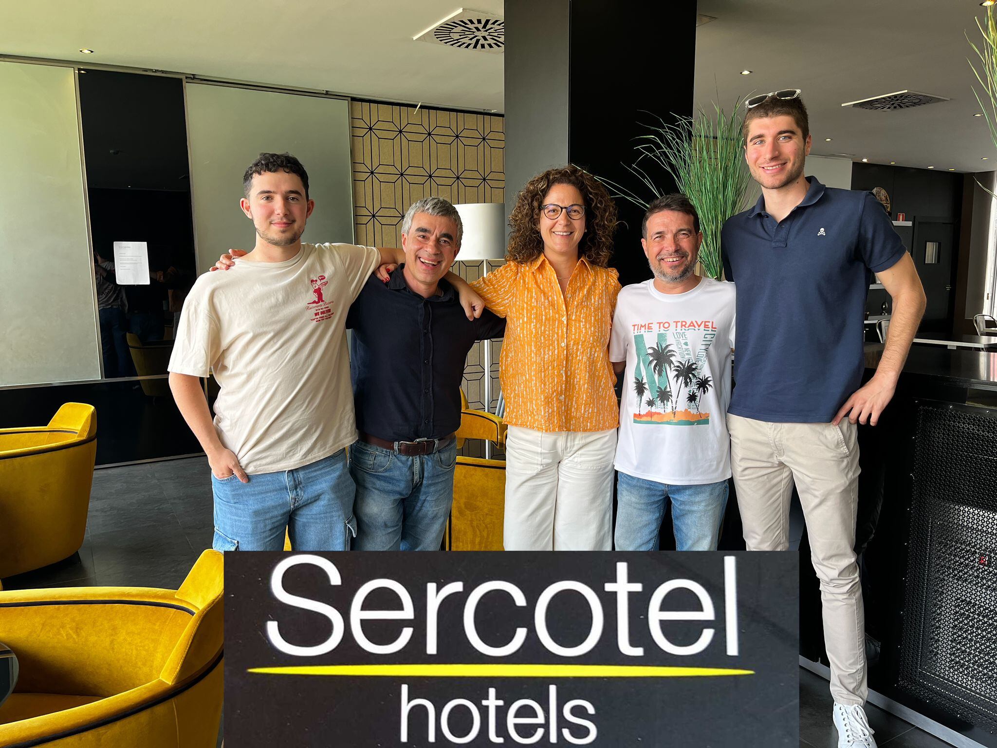 Miembros de la Plataforma &quot;La Moral no morirá&quot; en el hotel Sercotel Ciutat d´Alcoi