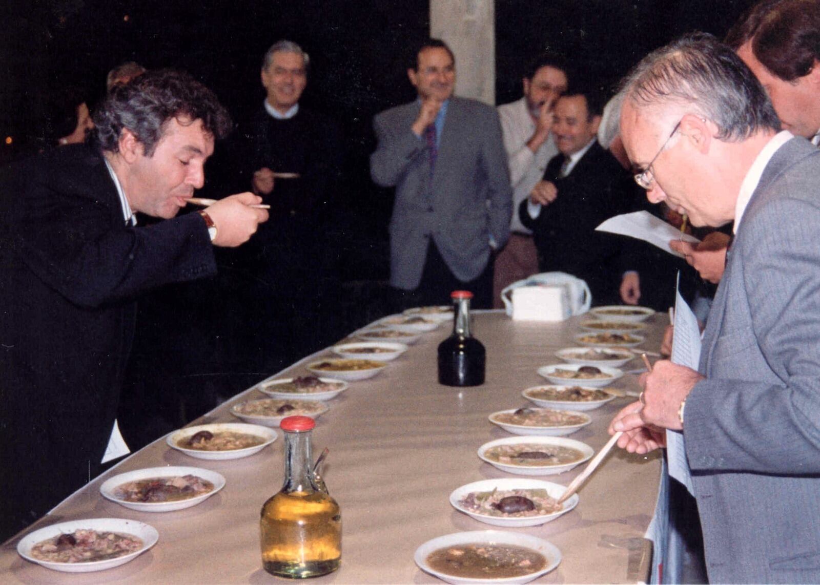 Mario Vargas Llosa, junto al entonces alcalde de Alcoy, José Sanus, siguiendo la deliberación del concurso de la olleta en el templete de La Glorieta.