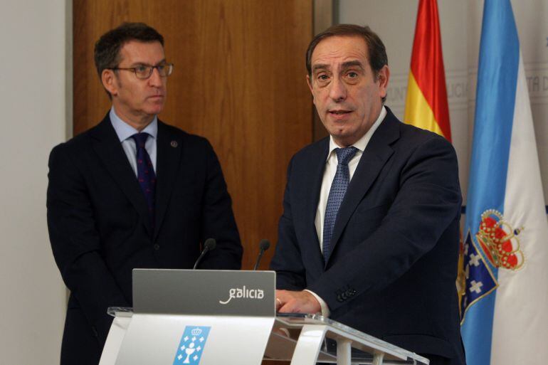 El conselleiro de facenda, Valeriano Martínez, presenta los presupuestos para 2017 junto al presidente de la Xunta