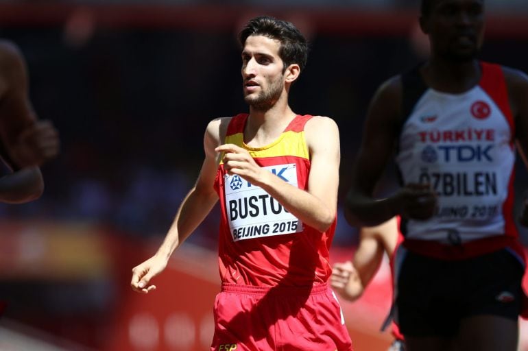 GRA004. PEKÍN, 27/08/2015.- El español David Bustos, durante la carrera en la que consiguió su clasificación para las semifinales de 1.500 de los Mundiales de Pekín, que se celebran en el Estadio Nacional también conocido como Nido de Pájaro, en Pekín. Bustos, único de los tres españoles clasificado, confió en mejorar sus sensaciones en la próxima ronda, a la que accedió en la repesca gracias a una marca de 3:38.75. EFE/Srdjan Suki