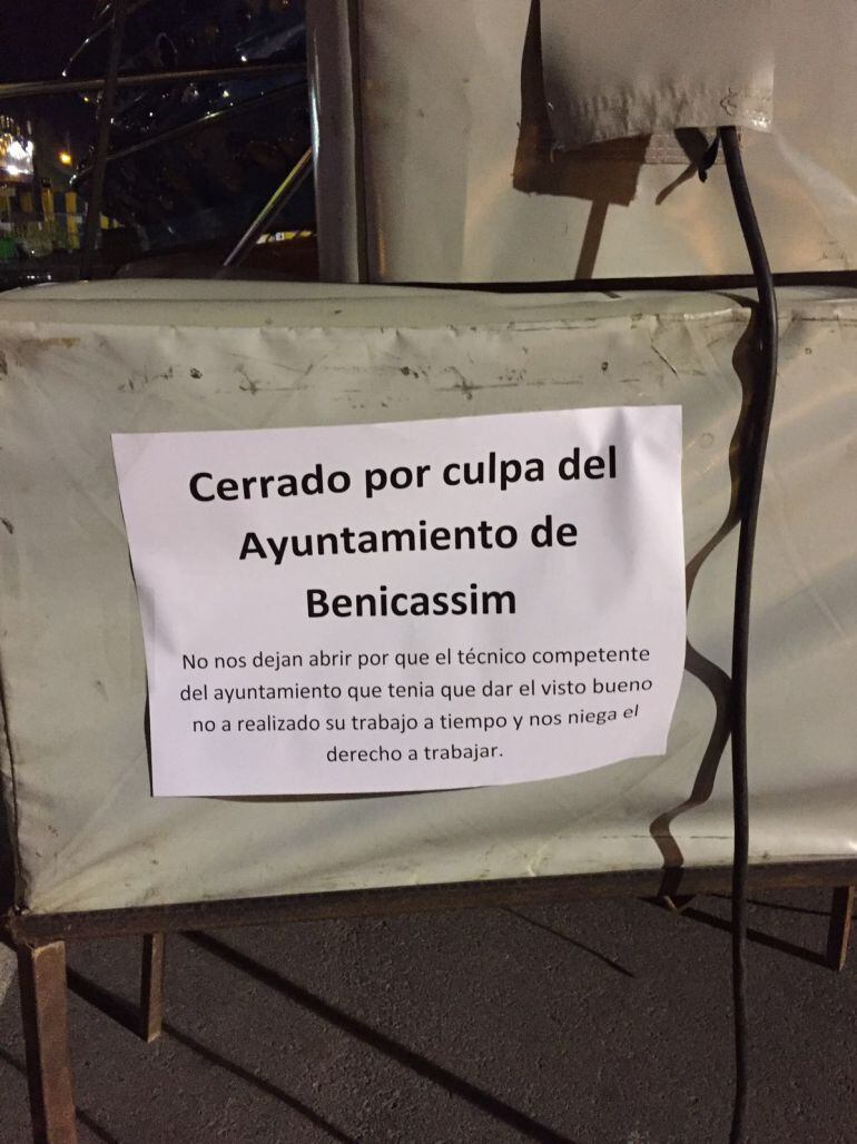 Los feriantes pegaron diversos carteles en las atracciones en las que denunciaban que el ayuntamiento les negaba el derecho a trabajar