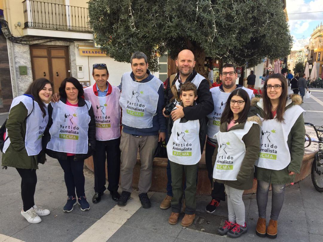 Javier Luna con miembros del PACMA en Cabra