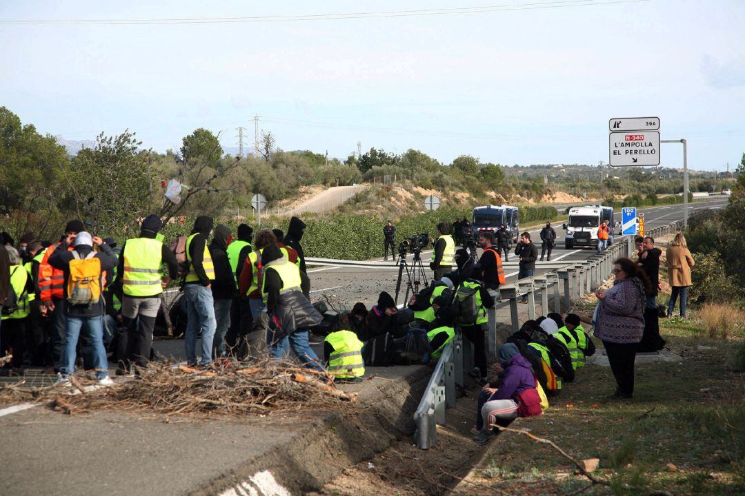 El tall de l'Ap-7 a l'Ampolla per part dels CDR