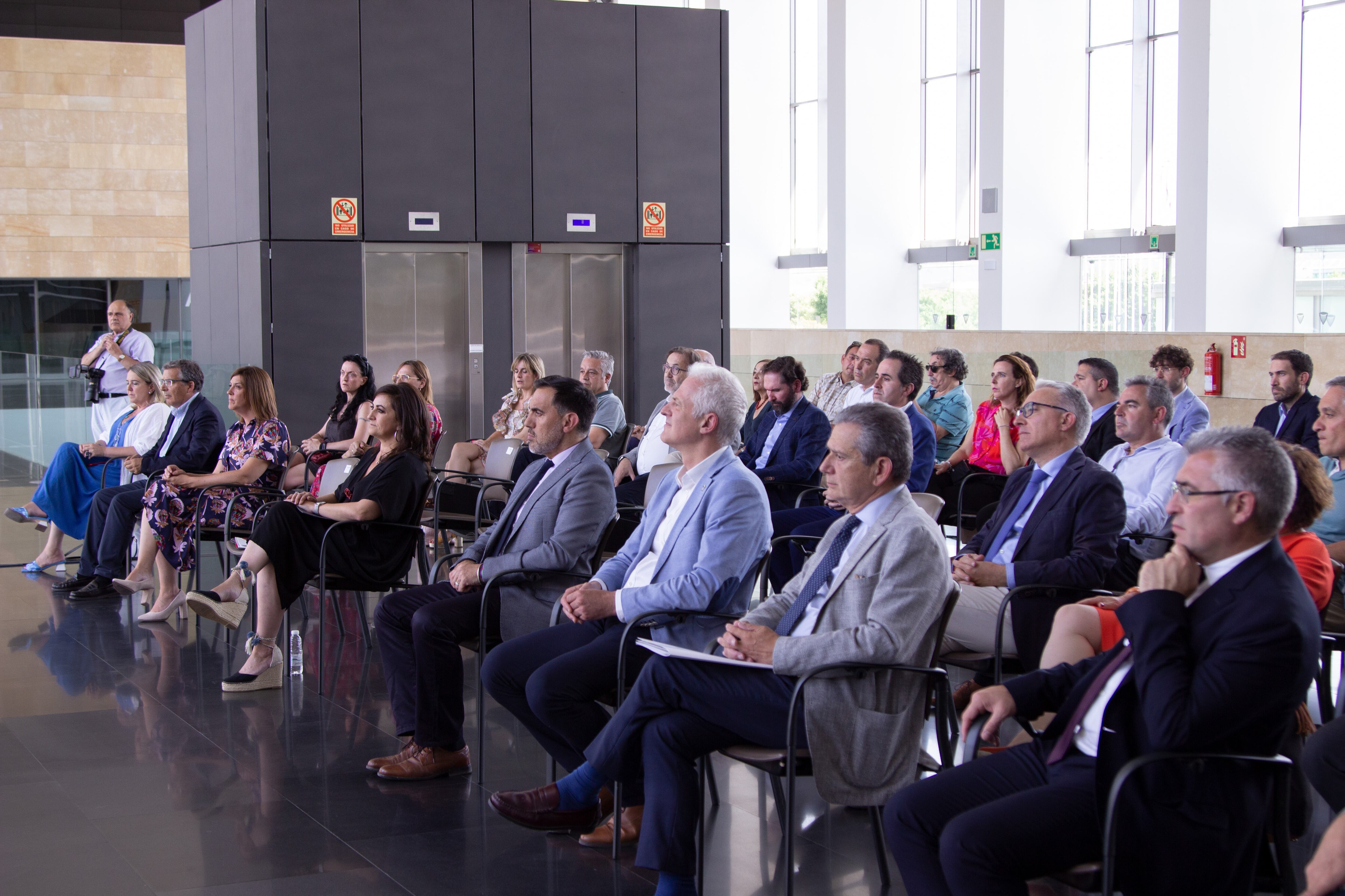 Autoridades asistentes a la toma de posesión de Chuchi Cámara como presidente del Consejo Económico y Social de La Rioja.