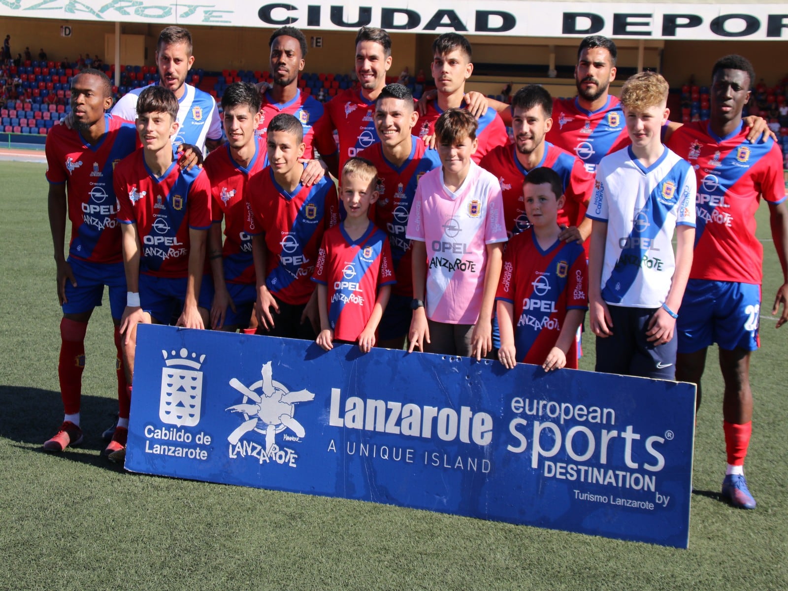 Equipo inicial de la UD Lanzarote con jugadores de la base.