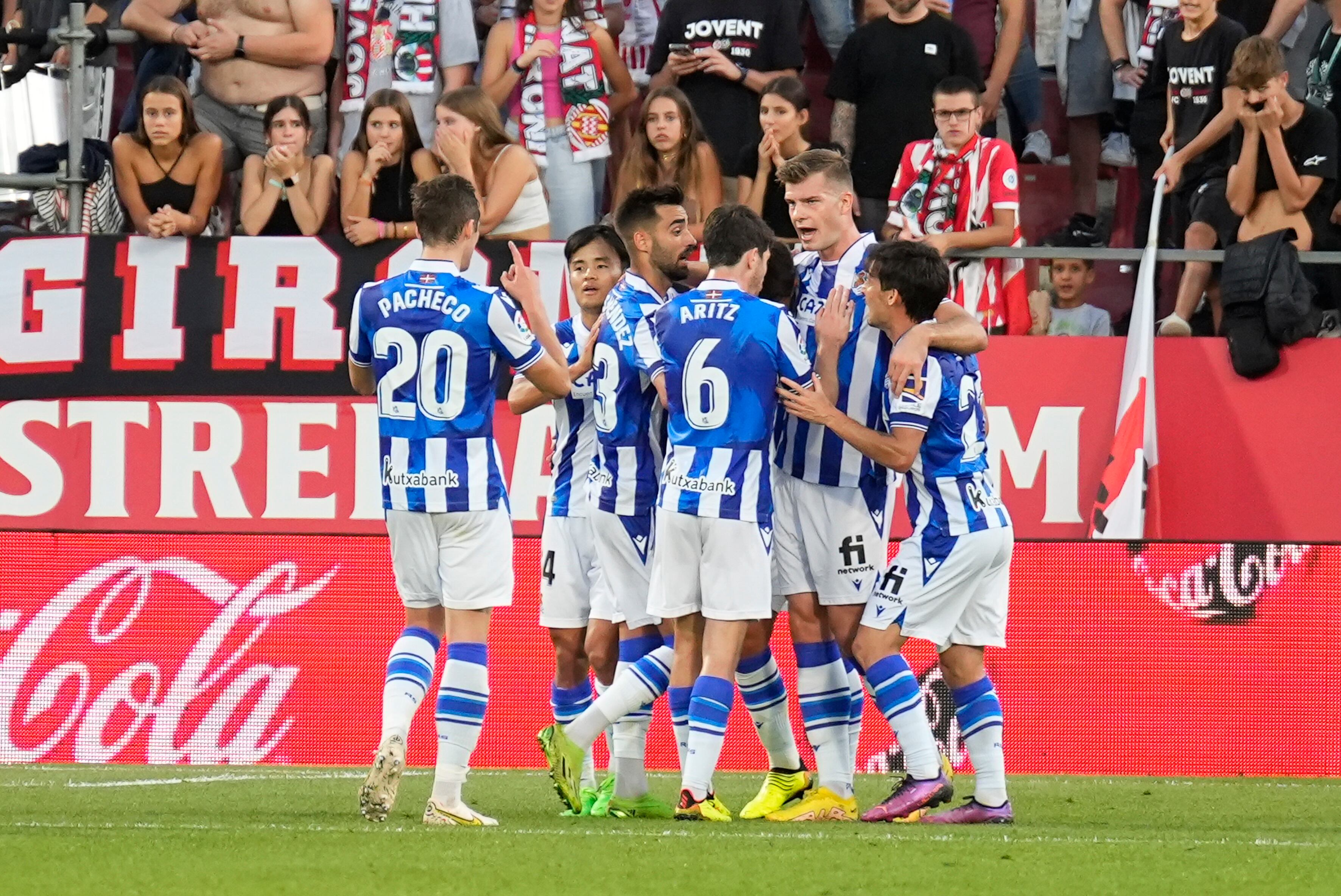 Girona, 02/10/2022. El delantero de la Real Sociedad Alexander Sørloth (2d), celebra su segundo gol contra el Girona, durante el partido de la jornada 7 de LaLiga Santander, este domingo en el estadio municipal de Montilivi.- EFE/David Borrat.