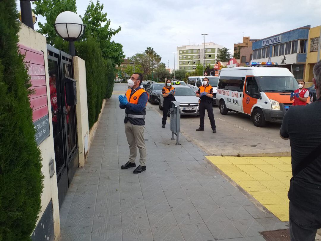 El alcalde de Vila-real, Jose Benlloch, con representantes de Protección Civi y Cruz Roja