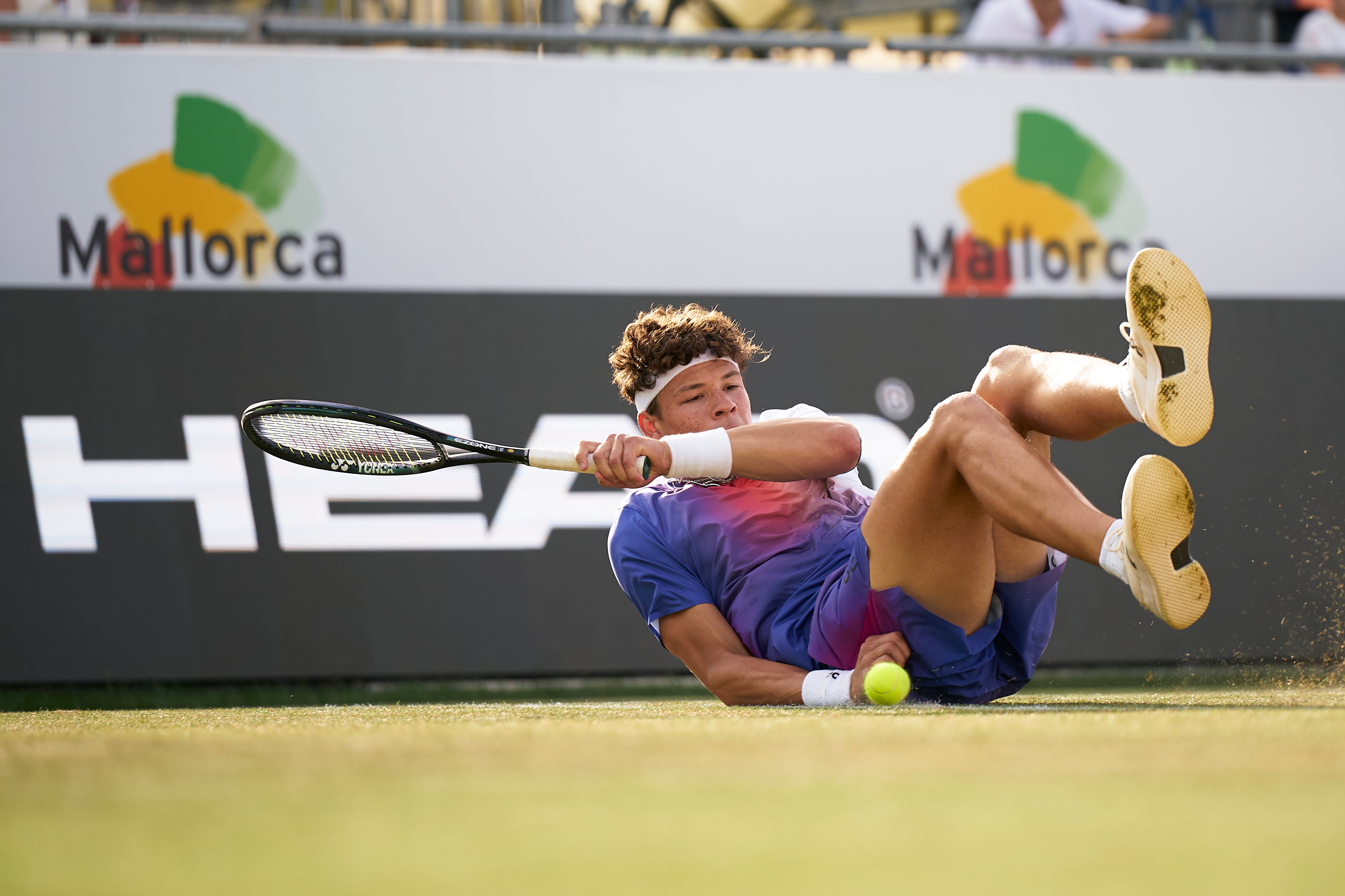 PALMA DE MALLORCA, SPAIN - JUNE 27: Ben Shelton of the United States falls attempting to return a ball in his quarter final match against Paul Jubb of Great Britain during day five of the Mallorca Championships at Mallorca Country Club on June 27, 2024 in Palma de Mallorca, Spain. (Photo by Manuel Queimadelos/Quality Sport Images/Getty Images)