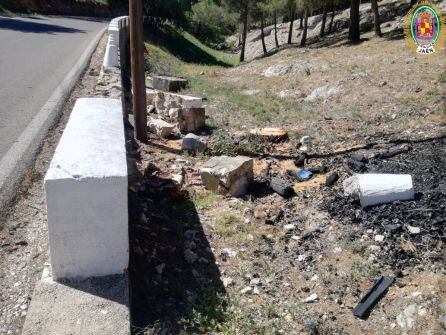 Destrozos en la zona del neveral por el accidente de tráfico del conductor huido
