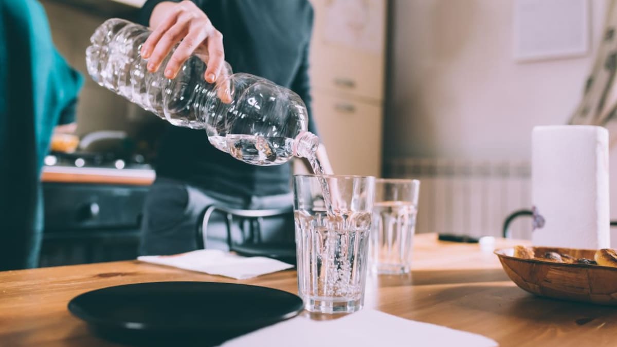 Por qué no debes esperar a tener sed para beber agua (especialmente si eres mayor)