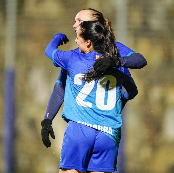 L&#039;autora de dos dels tres gols de l&#039;Enfaf Femení contra el Sant Cugat B, Francesca Curteis, s&#039;abraça a una companya després de marcar.