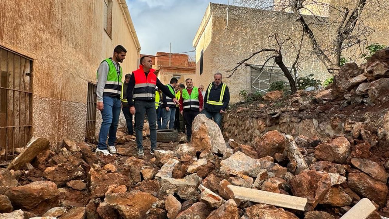 El presidente de la Diputación de Granada, Francis Rodríguez (con chaleco rojo), visita los desprendimientos de una colina en Lújar