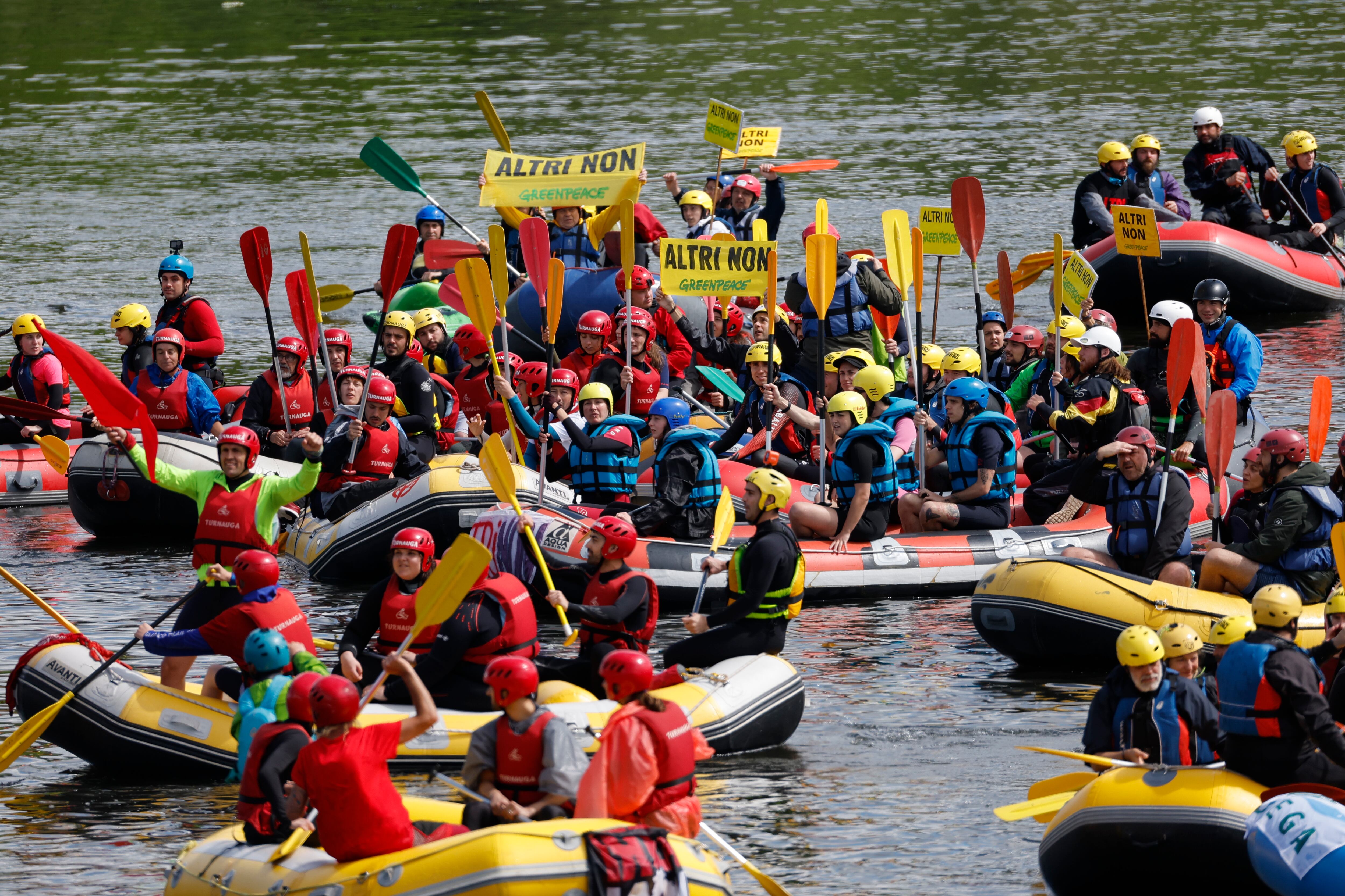 Padrón (A Coruña), 4/05/2025.- Miembros de colectivos ecologistas y movimientos vecinales bajan por el en balsas por el Ulla, río del que la multinacional lusa Altri quiere extraer millones de litros de agua para su planta macrocelulosa proyectada en Palas de Rei, este domingo en Padrón, A Coruña. EFE/Lavandeira jr
