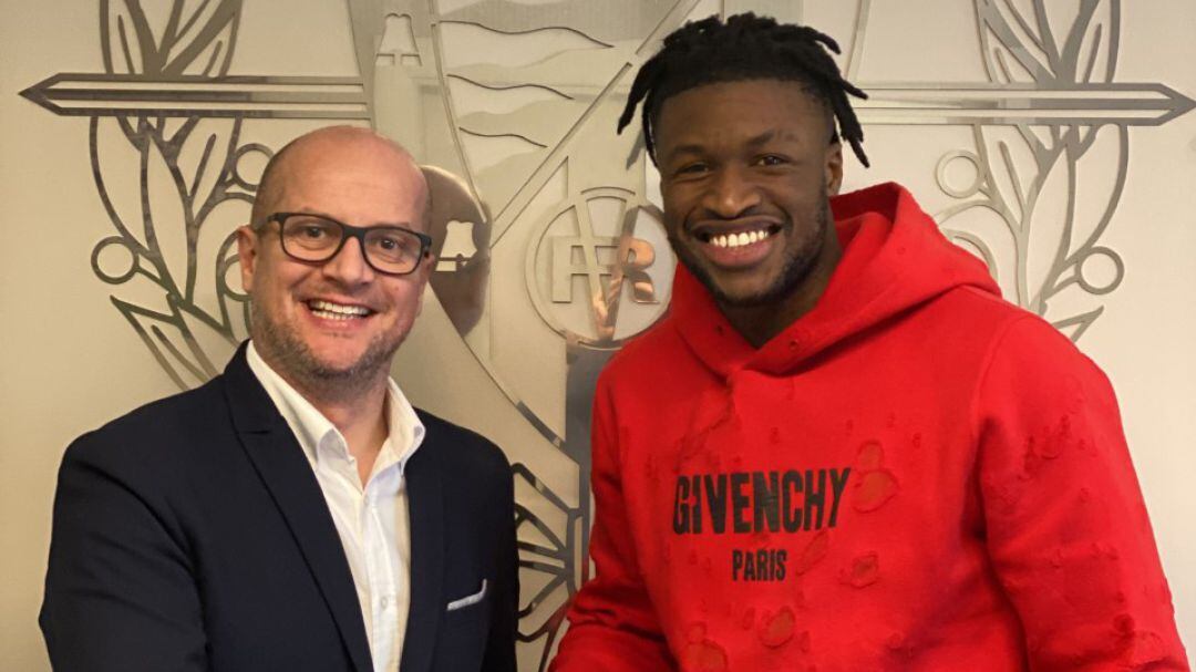 Sekou posó con Mtthiue Fenaert, consejero del Real Valladolid, tras firmar su contrato