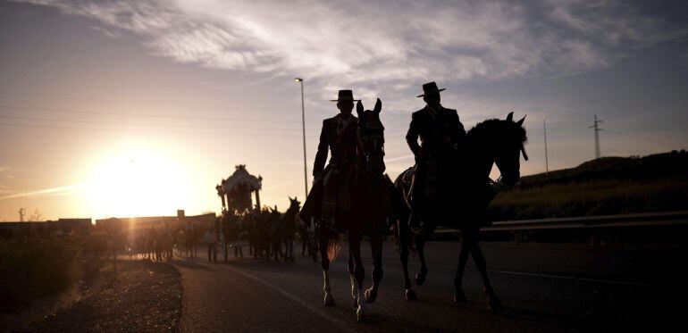 -FOTODELDIA- GRA268. CÓRDOBA, 15/05/2015. La Hermandad de Córdoba, la primera de las filiales que inició ayer su peregrinación hacia la aldea almonteña de El Rocío, han continuado esta mañana su camino por la carretera antigua de Guadalcazar en Córdoba, donde se le irá sumando hermandades de otras localidades EFE/Rafa Alcaide