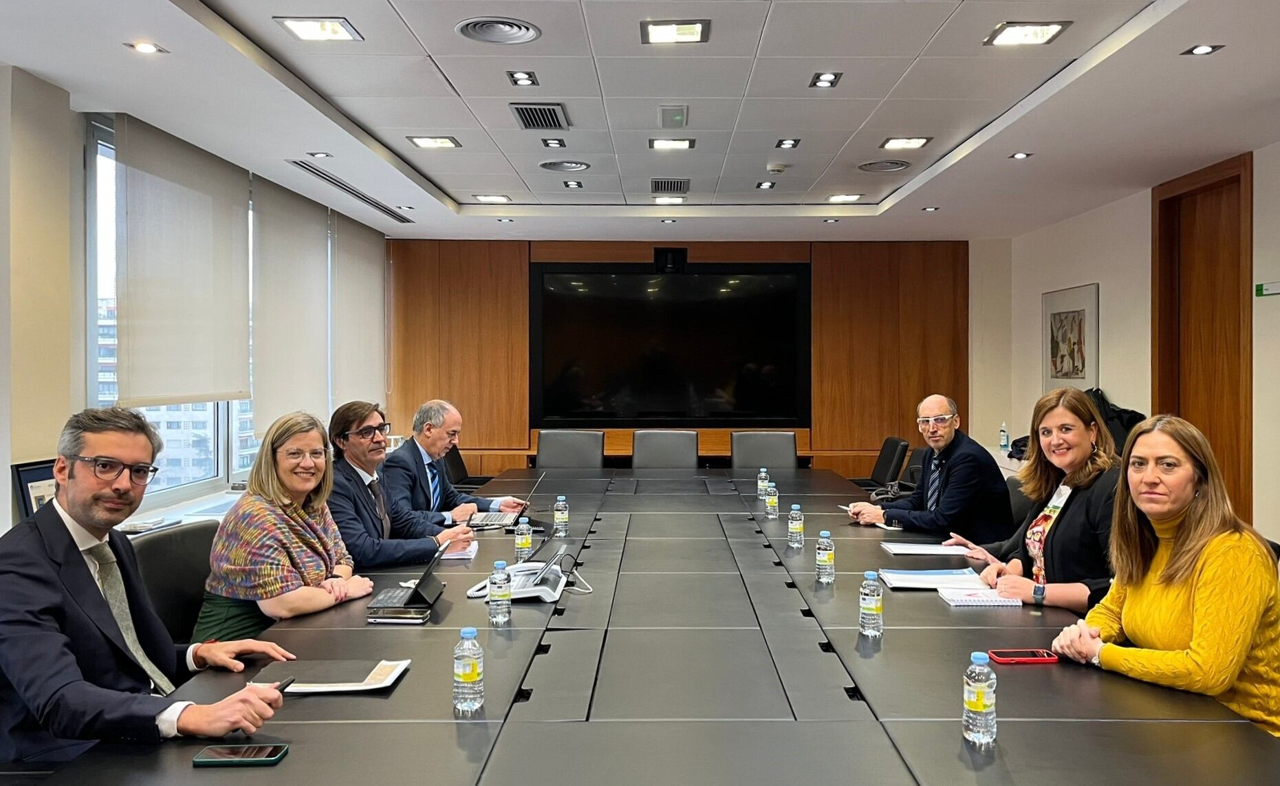 Reunión en la sede de ADIF, en Madrid, de la presidenta del Administrador de Infraestructuras Ferroviarias, María Luisa Domínguez, con la Alcaldesa de la capital, Clara Martín.