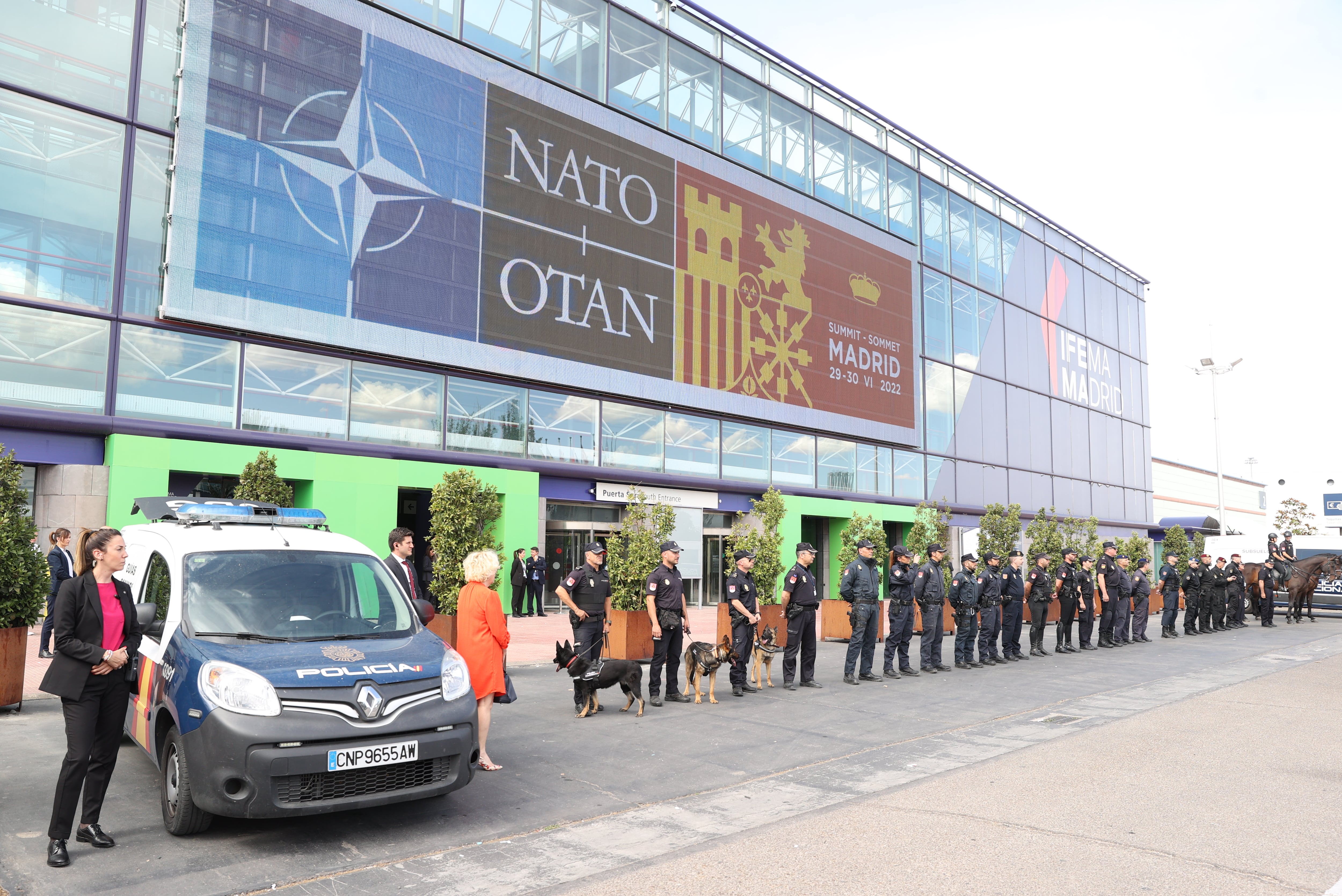 MADRID, 27/06/2022.- Dispositivos de seguridad de la Policía Nacional en el recinto ferial IFEMA de Madrid este lunes con motivo de la cumbre de la OTAN que se celebrará en la capital. EFE/Kiko Huesca