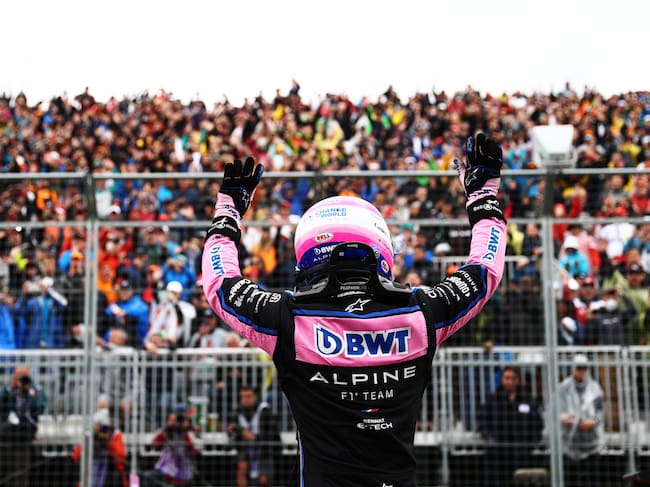 Fernando Alonso, saludando a los fans después de la clasificación del GP de Canadá