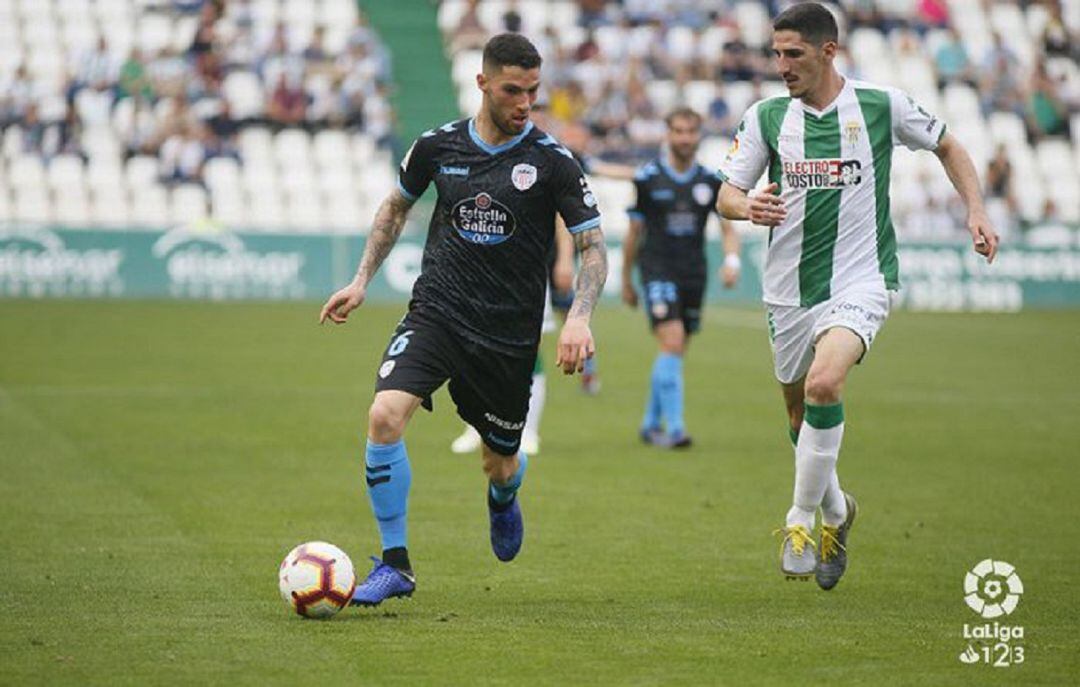 Bodiger intenta frenar a un jugador del Lugo