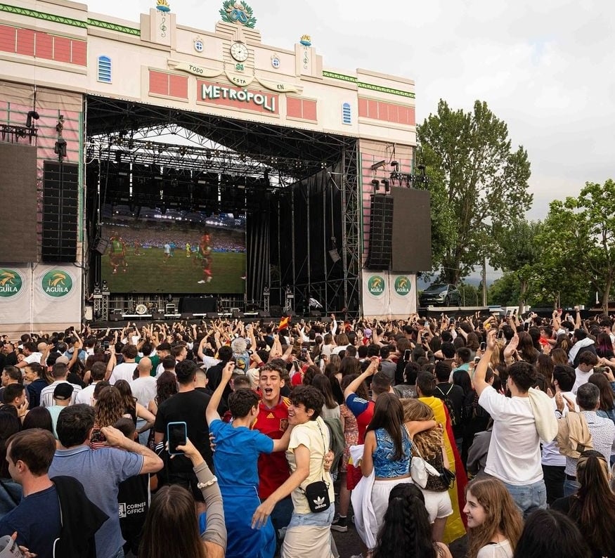 Público de Metrópoli viendo un partido de la selección española de fútbol.