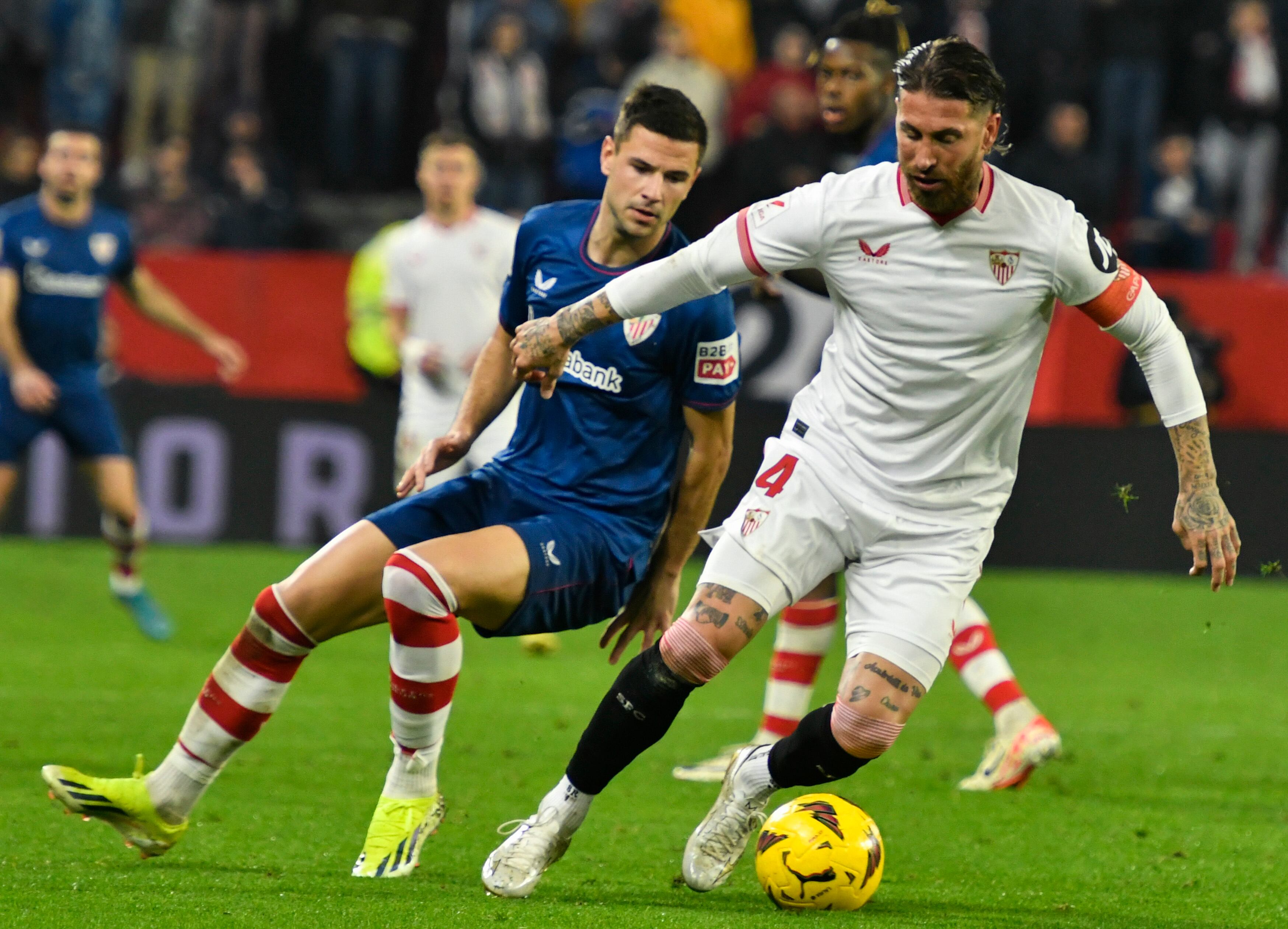 SEVILLA. 04/01/2024. - El defensa del Sevilla Sergio Ramos (d) controla el balón junto a Gorka Guruzeta, del Athletic Club, durante el partido de la jornada 19 en Primera División que Sevilla FC y Athletic Club de Bilbao disputan este jueves en el estadio Ramón Sánchez-Pizjuán, en Sevilla. EFE/ Raúl Caro.
