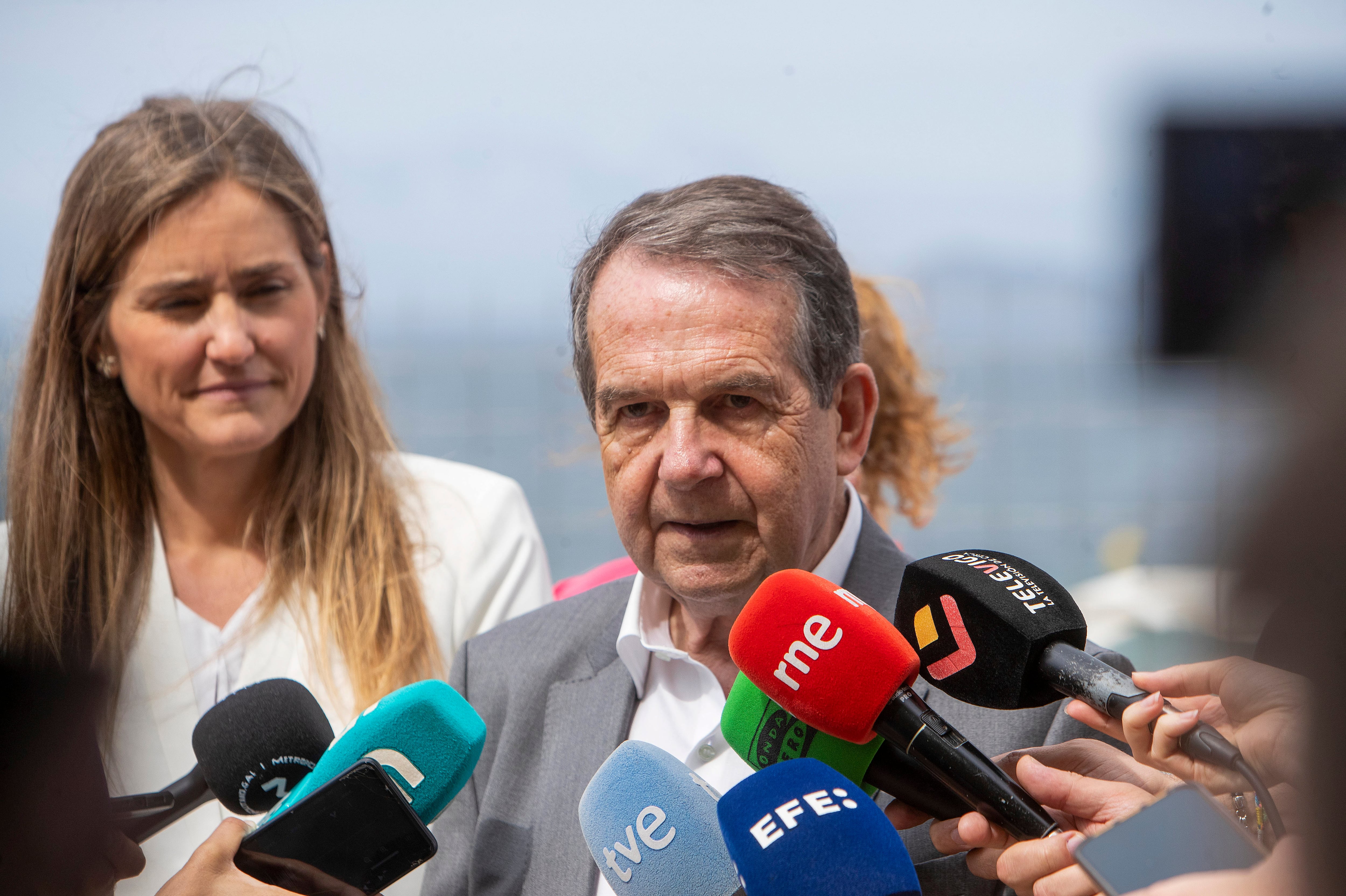 VIGO, 25/06/2025.- El alcalde de Vigo, Abel Caballero (d), se dirige a medios de comunicación junto a la ministra para la Transición Ecológica y el Reto Demográfico, Sara Aagesen (i), durante su visita al proyecto de restauración del sistema dunar en la playa de Samil en Vigo, este miércoles. EFE/Salvador Sas