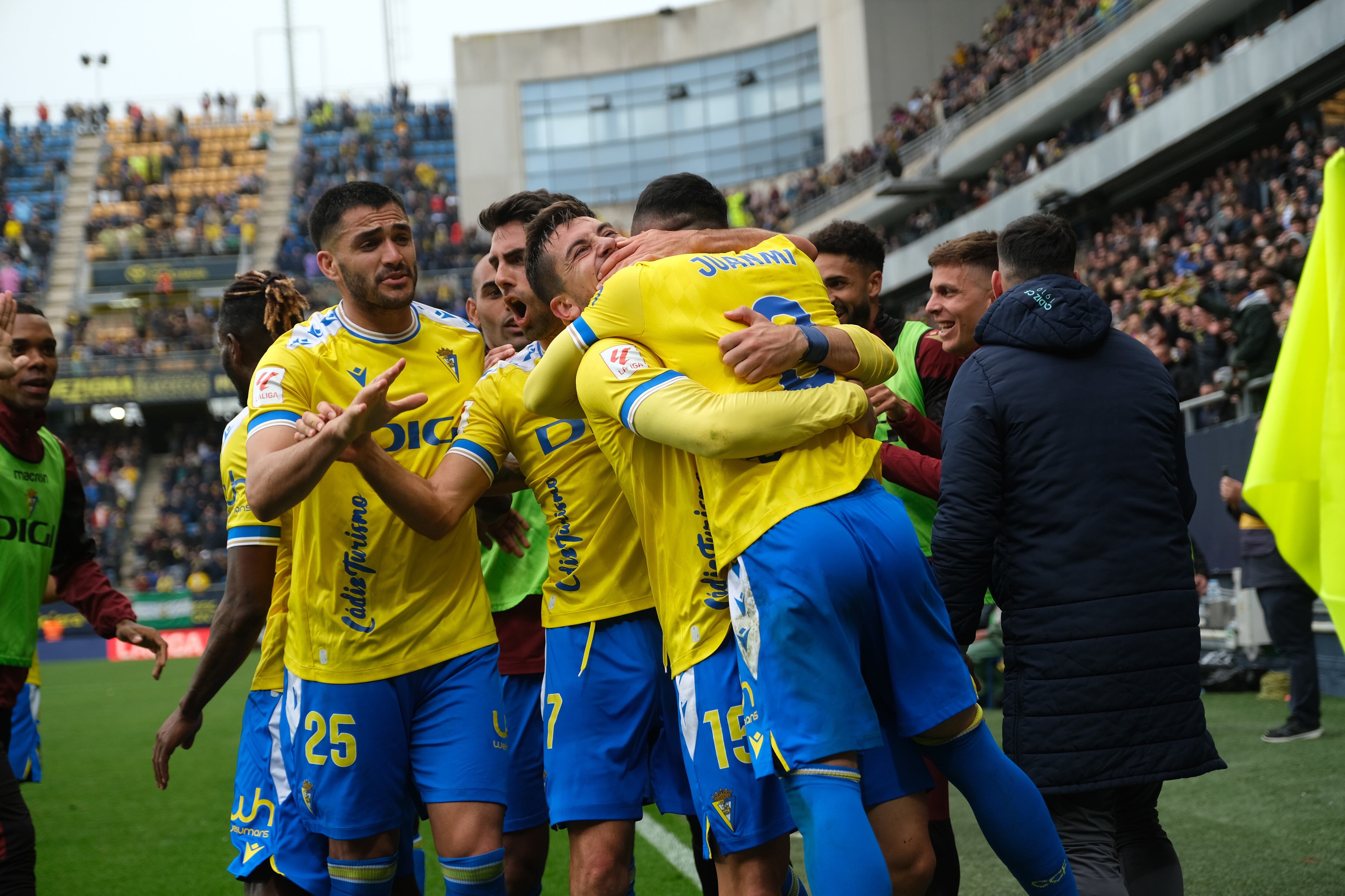 CÁDIZ, 09/03/2024.- Los jugadores del Cádiz CF celebran el segundo gol durante el partido de Liga EA Sports que enfrenta al Cádiz CF y el Atlético de Madrid en el estadio Nuevo Mirandilla de Cádiz este sábado. EFE/Román Ríos
