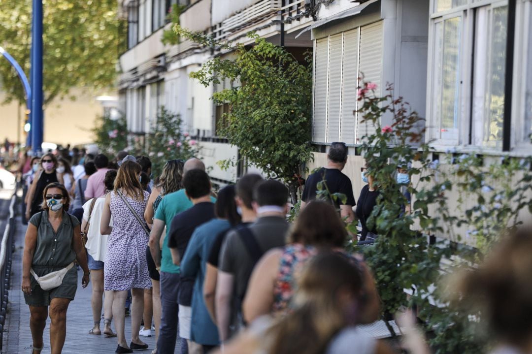 Varios docentes y personal administración hacen colas en las inmediaciones del IES María Zambrano para realizar los test serológicos del coronavirus en Leganés (Madrid), a 3 de septiembre de 2020